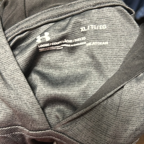 2 Under Armour Loose Fit HeatGear Performance Pullover in Size XL EUC - Picture 10 of 14